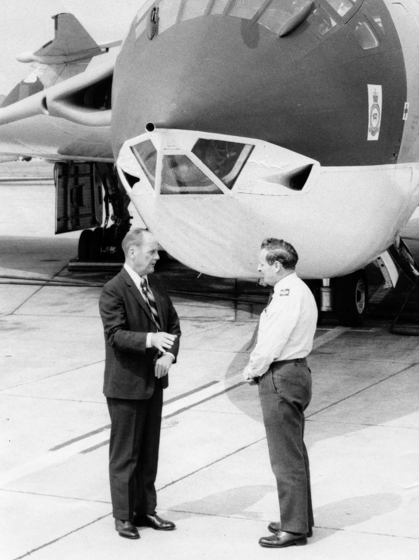 Victor_XA941_Tom_Raine_and_Dec_McGlinn_in_front_of_aircraft