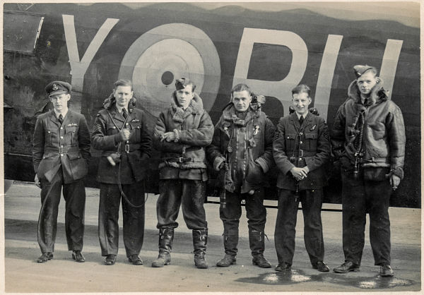 Wellington_T2819_Kitchin_crew_1941