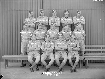 Ashworth_James_Colin_No3_elementary_flying_training_school_Harwood_Christchurch_NZ_1943_Colin_rear_centre