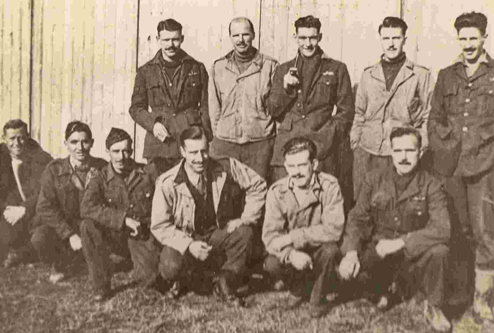 Hancock_Leslie_plus_various_crew_members